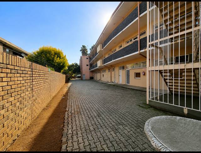 2 BEDROOM FLAT FOR SALE IN THREE RIVERS